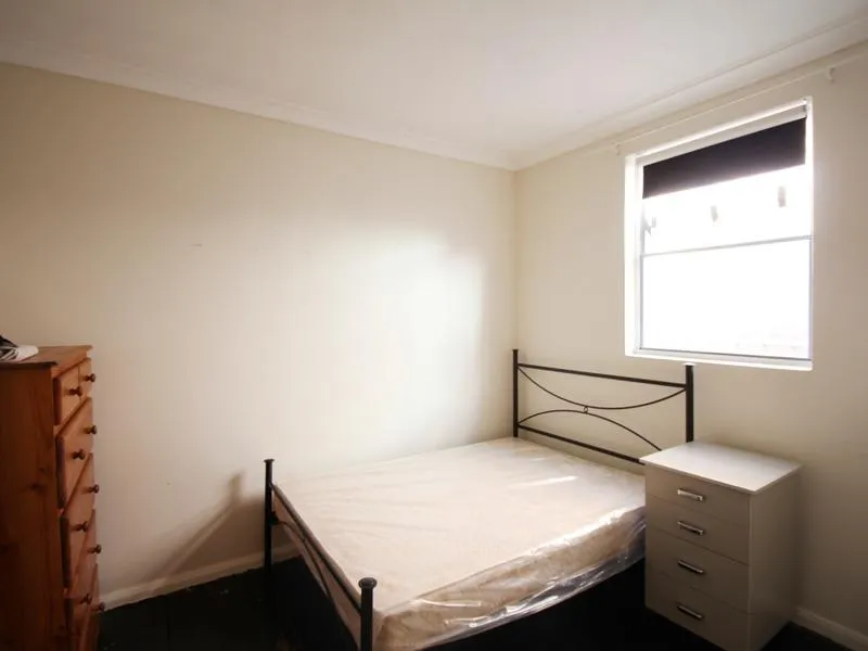 CLEAN AND TIDY ROOMS AVAILABLE IN WELL LOOKED AFTER BOARDING HOUSE - THREE MONTH STAYS AVAILABLE