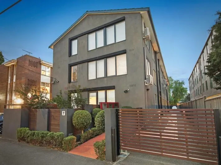 MODERN APARTMENT IN QUIET TREE LINED STREET