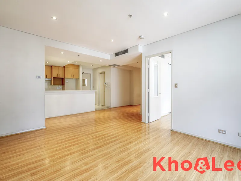 SUNNY AND SPACIOUS APARTMENT WITH FLOORBOARDS