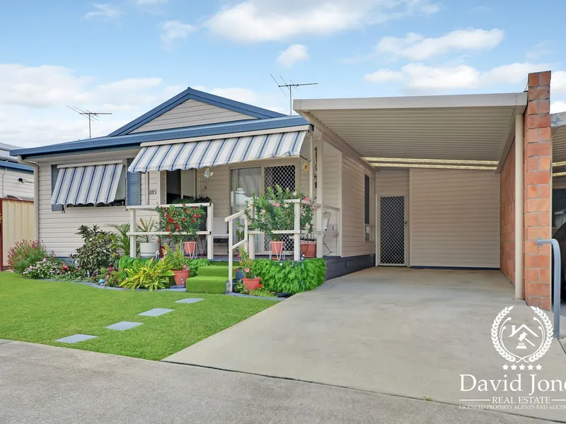 THIS IS THE ONE !!! Dare I say the NEATEST and BEST MAINTAINED unit I have seen in this complex ?? ABSOLUTELY !!