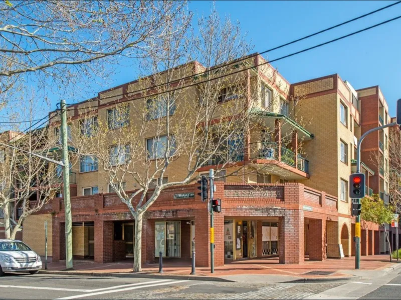 TWO BEDROOM MOMENTS TO CAFE AND SHOPS