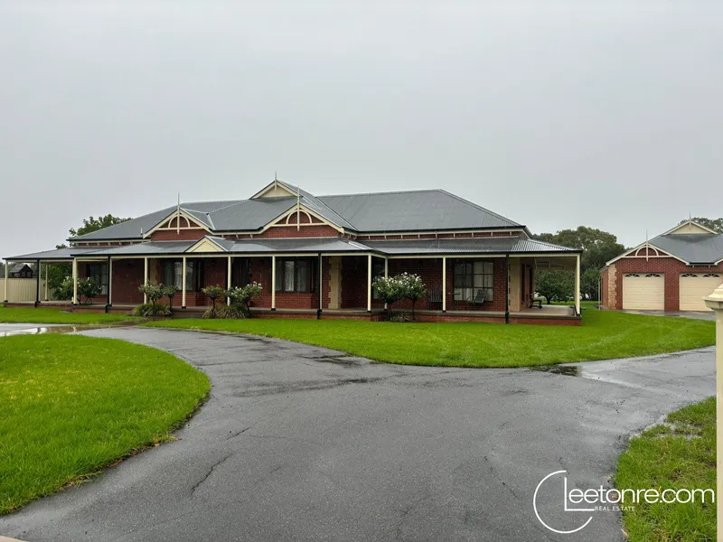 Stunning Family Friendly Home - Lawn Care Included