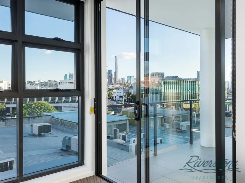 SPACIOUS MODERN APARTMENT WITH CITY VIEWS