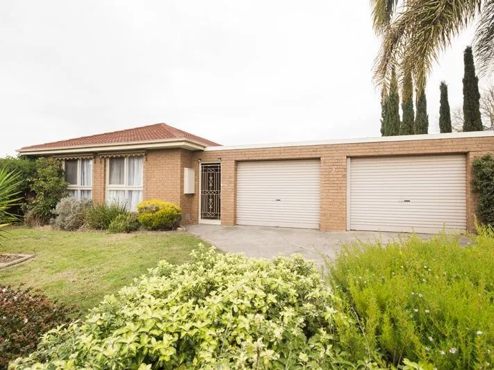 3 Bedroom Home with double garage/carport!