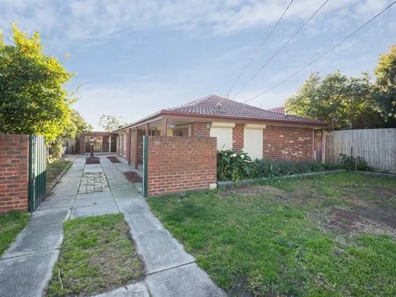 Lovely 4 Bedroom House with extra room at the back!