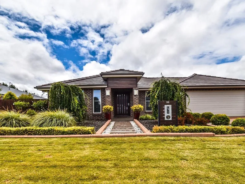 Great family home in beautiful poplars estate Orange