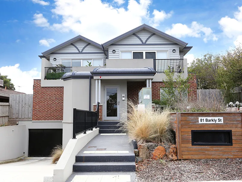 MODERN, FUNCTIONAL & PERFECTLY LOCATED!