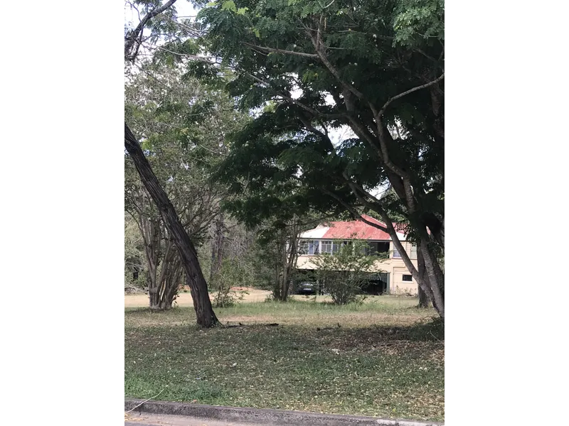 House on 4667m2 plus adjoining vacant 4034m2 lot. Sell combined or individually.