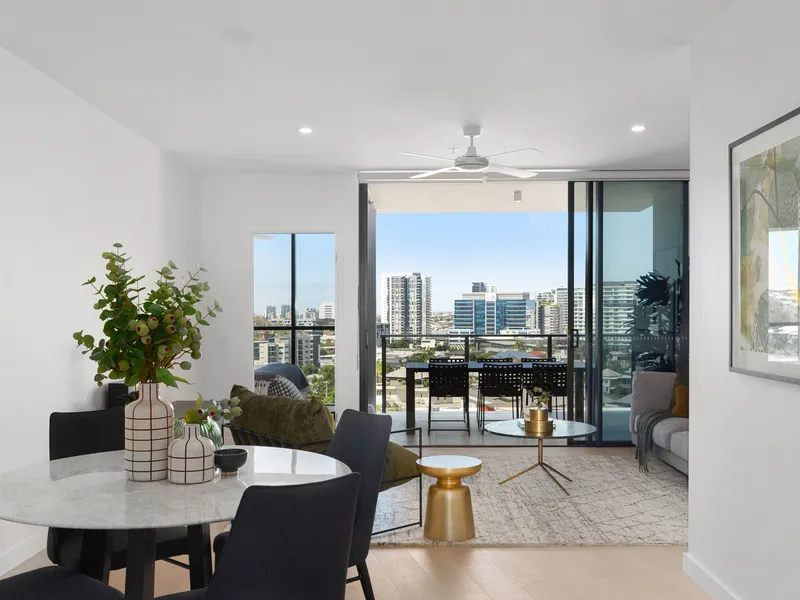 North East Facing 2 bedroom, 2 bathroom stylish luxury apartment located within walking distance to James Street, King Street and Gasworks Plaza.