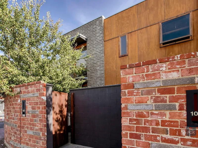 MODERN & STYLISH FULLY FURNISHED TOWNHOUSE