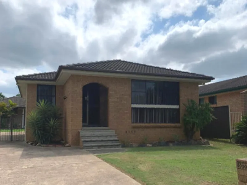 3 BEDROOM BRICK HOME WITH DUCTED AIR!