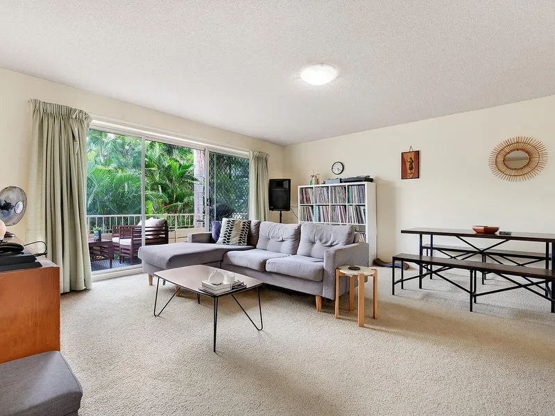 Exceptional Apartment in Outstanding New Farm Location! 