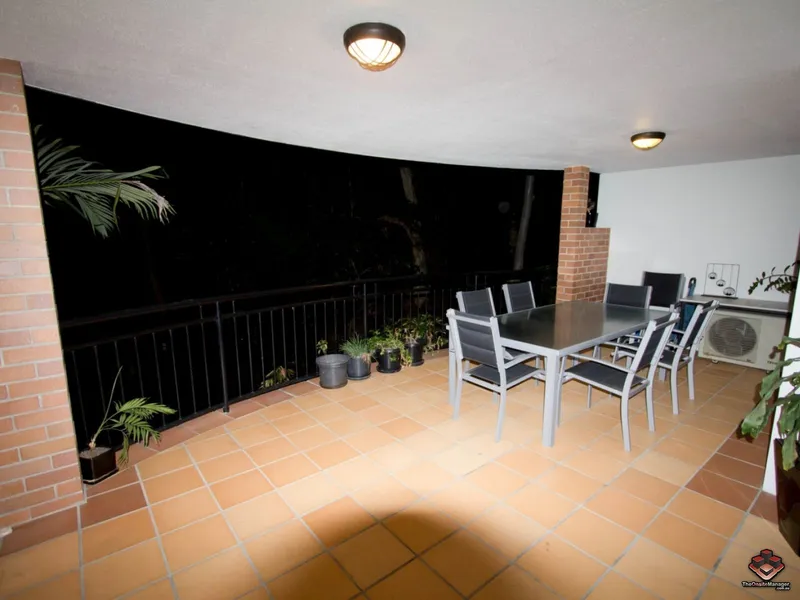 * Tranquil bush outlook in trendy Teneriffe *