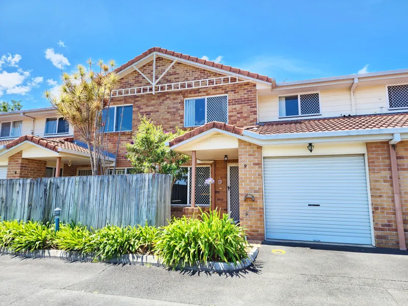 Cosmopolitan Living: Modern Fully Furnished 3 Bedroom Townhouse with Private Courtyard in Calamvale