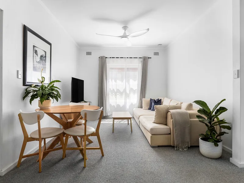 Stylish Sunlit Apartment in Quiet Central Setting