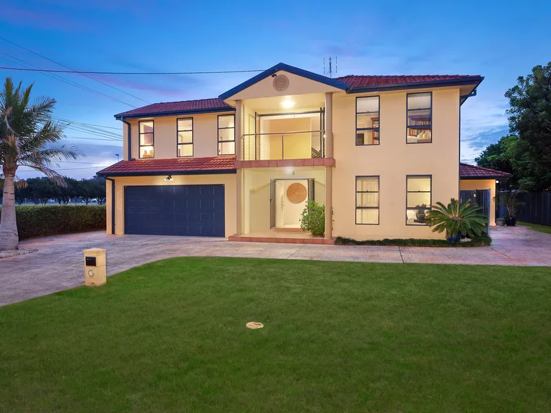 Spacious Family Home By The Sea