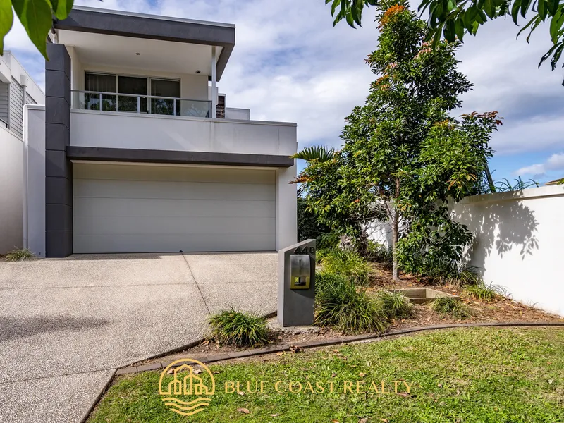 Amazing waterfront Luxury Townhouse in Mermaid Waters