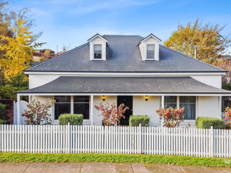 Blooming Beauty in the Heart of Deloraine!