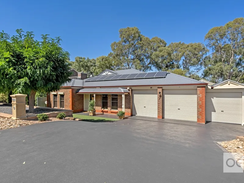 DELUXE MODERN FAMILY LIVING BACKING ONTO A RESERVE