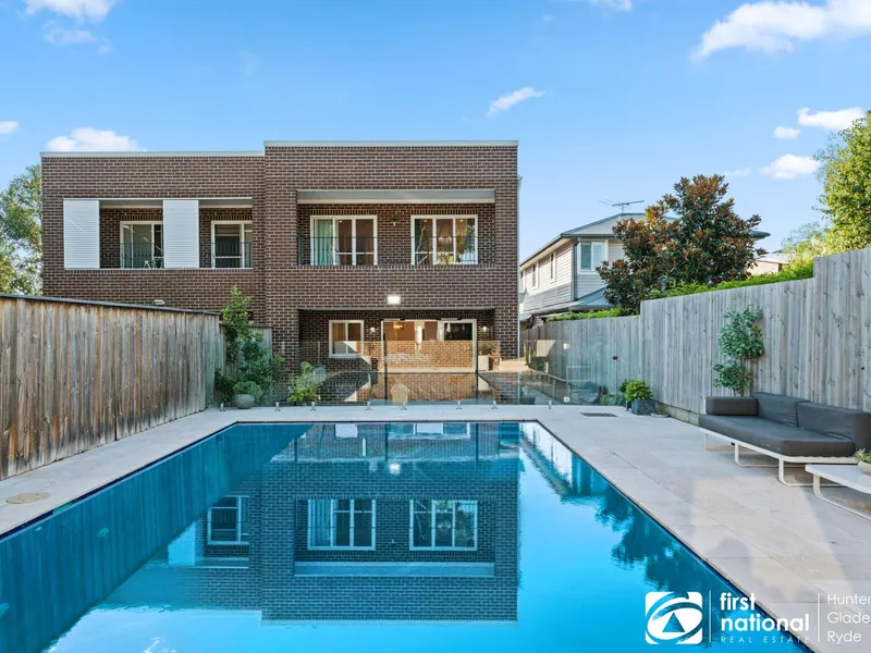 Full Brick Family Home/Pool/Studio