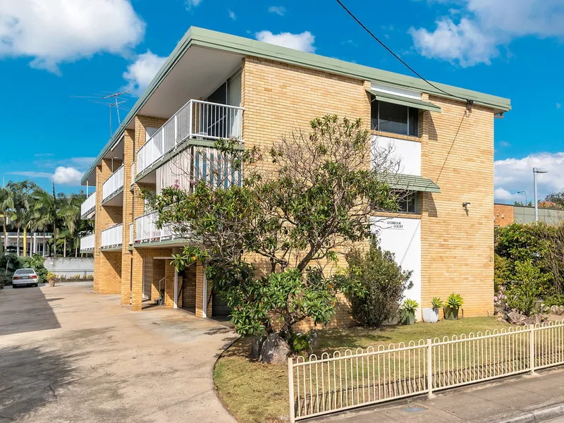 BREEZY UNIT IN CONVENIENT CLAYFIELD LOCATION