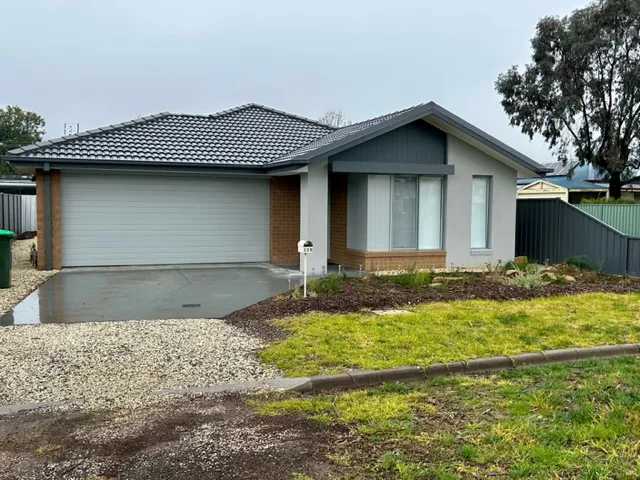 MODERN THREE BEDROOM, TWO BATHROOM TOWNHOUSE