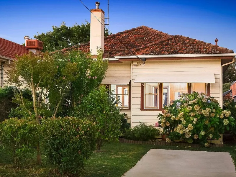 WELL PRESENTED 3 BEDS - MCKINNON ZONE