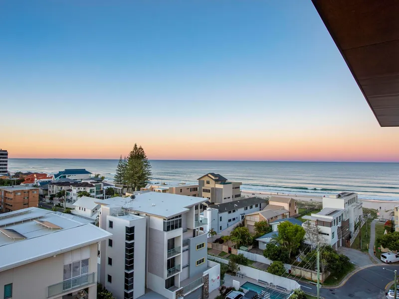Luxurious Beachside Unit with Stunning Ocean Views