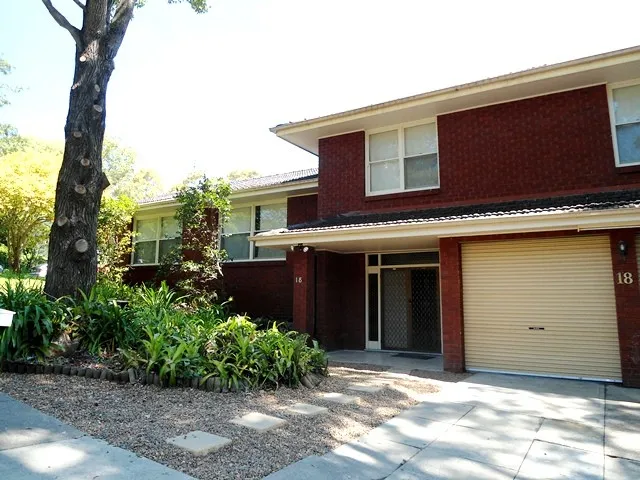 IMMACULATELY PRESENTED BRICK STUDENT HOUSE