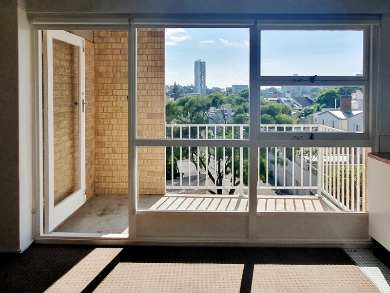 STUDIO WITH BALCONY AND CARSPACE IN PADDINGTON - WALK TO FIVE-WAYS!!!