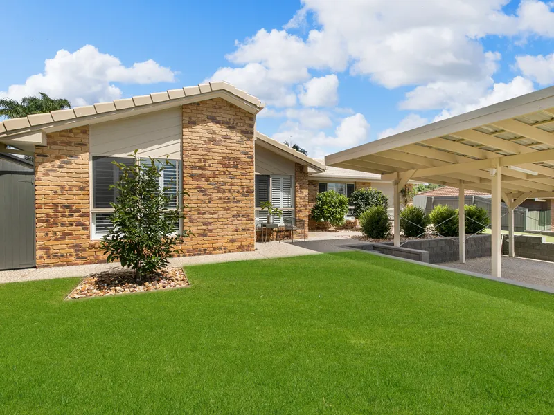 WOW - LUXURIOUS LIVING IN A PREMIUM LOCATION !!