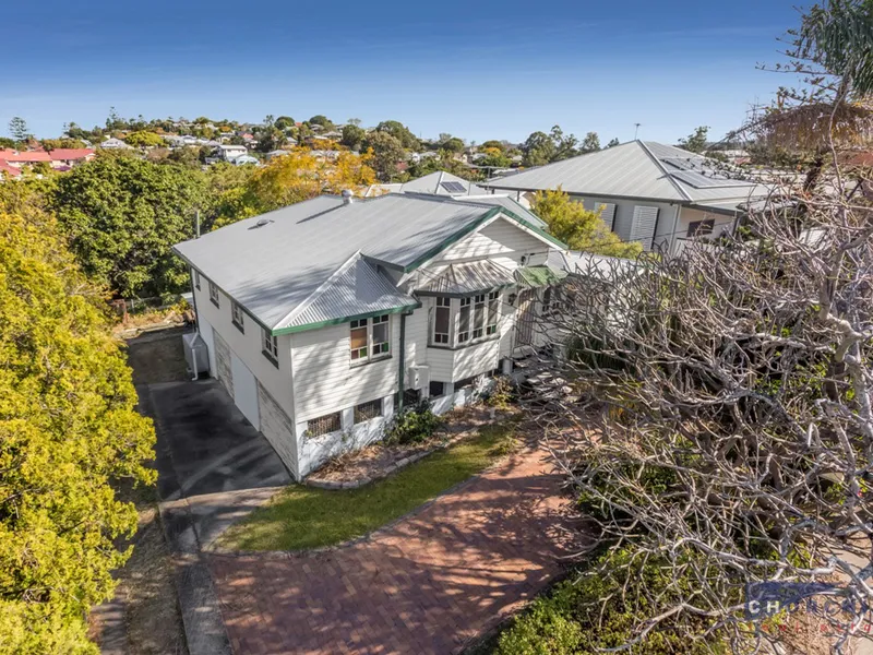 Original Queenslander on elevated 860m2 (2 lots)