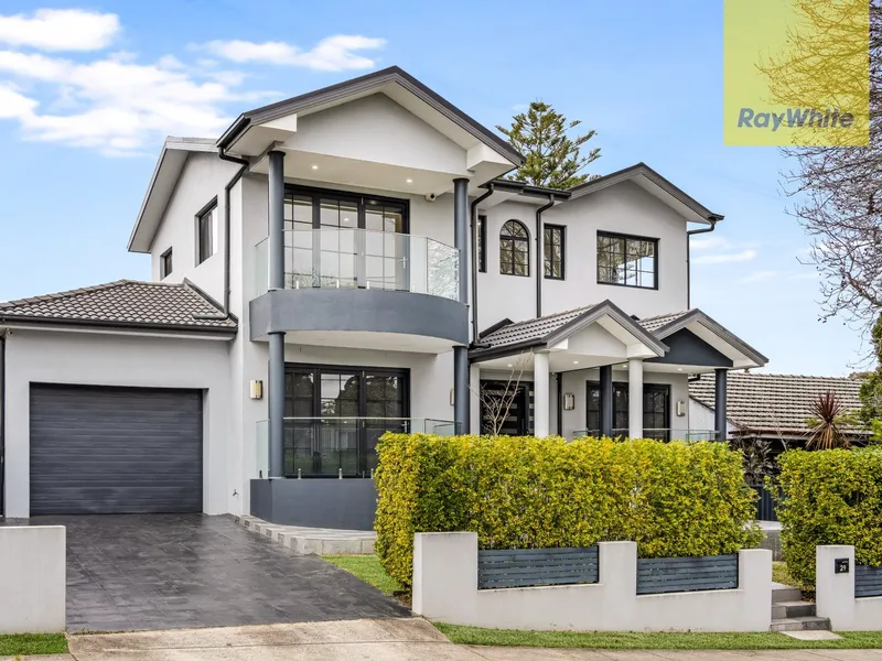 LUXURIOUS FAMILY HOME WITH GRANNY FLAT