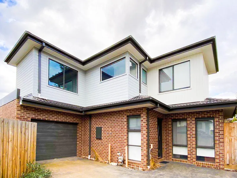 Partly Furnished Townhouse Opposite Deakin University