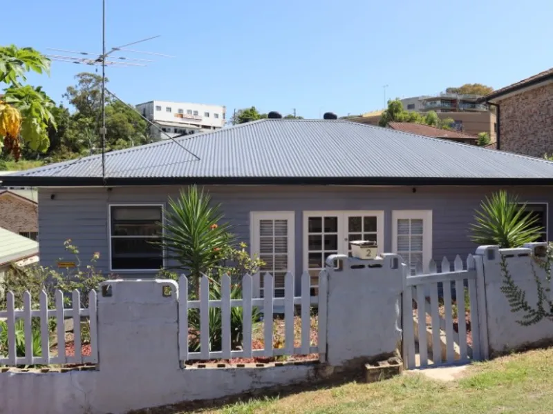 Renovated Home, Short walk to town & shopping