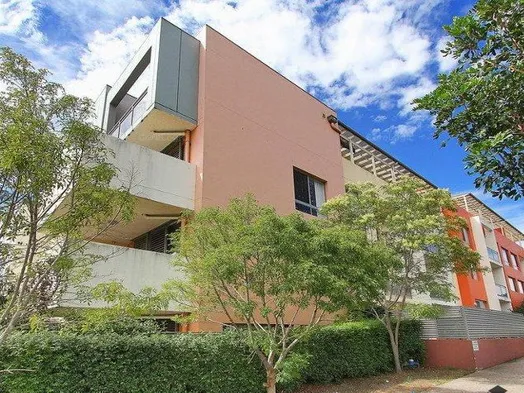 Full Brick 3 Large Bedrooms With Timber Floor Modern Unit & Only 5 Minutes Walk to Station