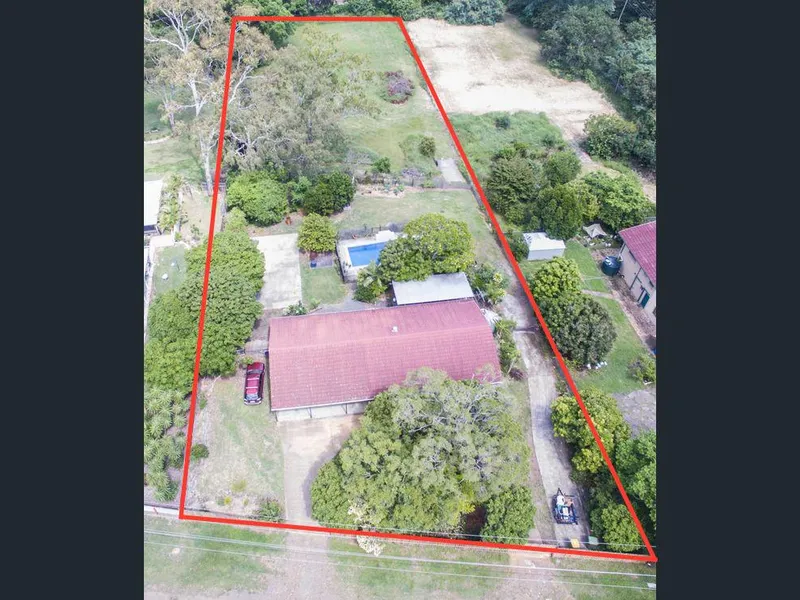 3 bedroom with pool on 4072m2 Bellbird Park