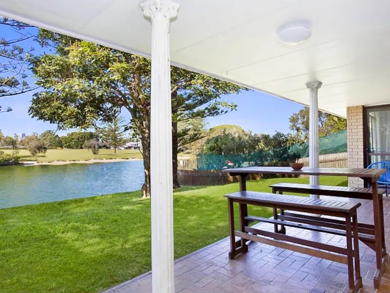 Large 4-bedroom waterfront home in Broadbeach Waters