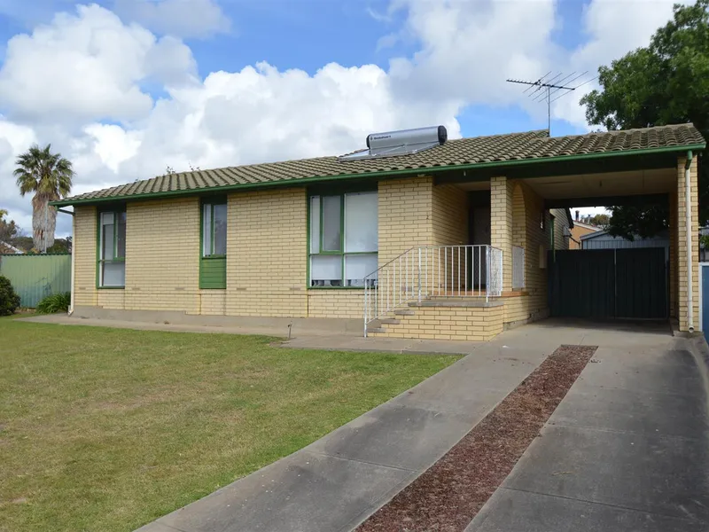 UPDATED 3 BEDROOM FAMILY HOME CLOSE TO PARK & SHOPS