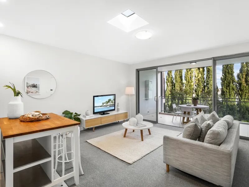 Light and bright top floor apartment in modern building