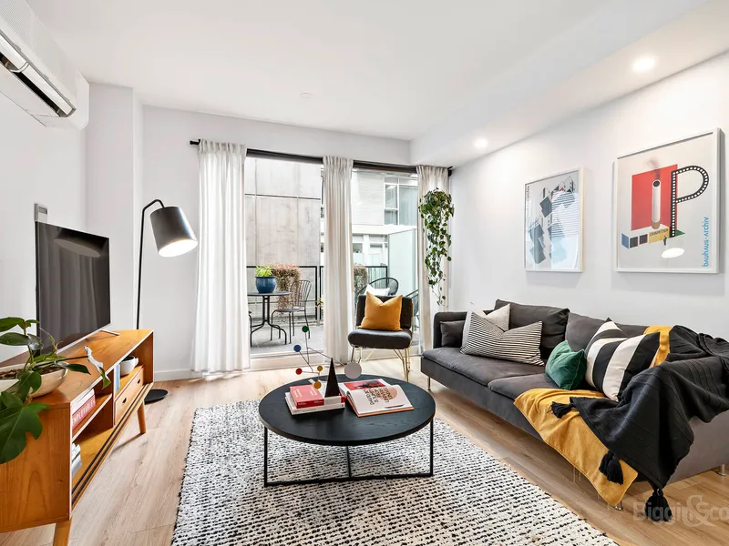 DESIGNER LIVING IN PREMIER POSTCODE...