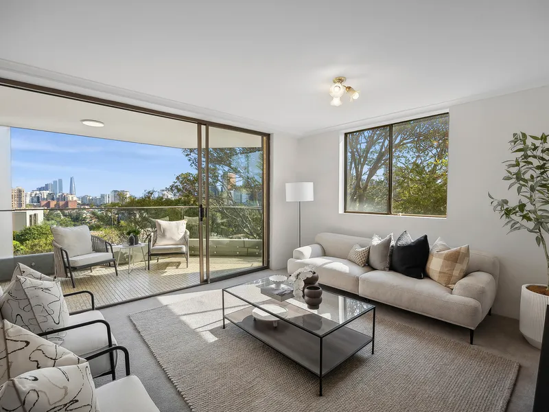 Sunlit Apartment with Harbour Bridge View