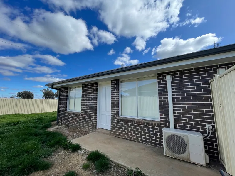 MODERN 2 BEDROOM UNIT - WEST TAMWORTH