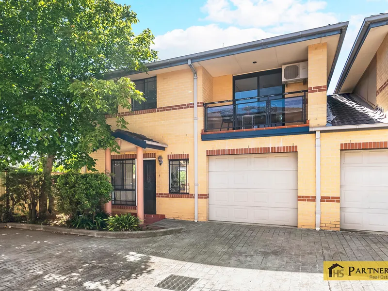 Fantastic 3-Bedroom Townhouse with Cityscape Views