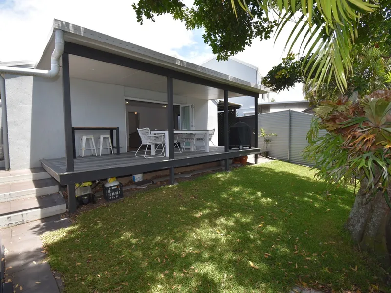 Fully Furnished unit at the end of Gympie Tce