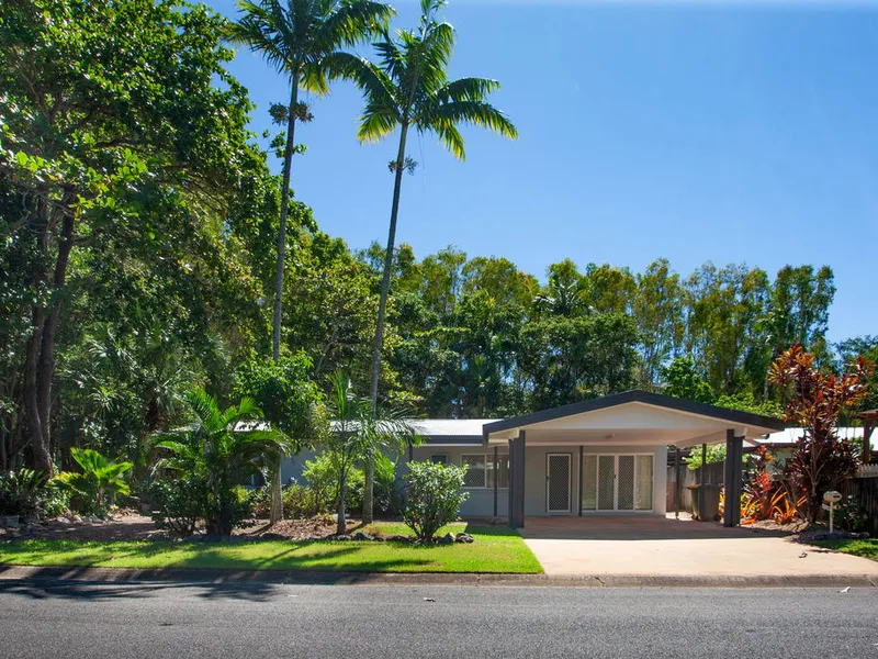 THREE BEDROOM LEAFY PRIVATE LOCATION HOLLOWAYS BEACH!