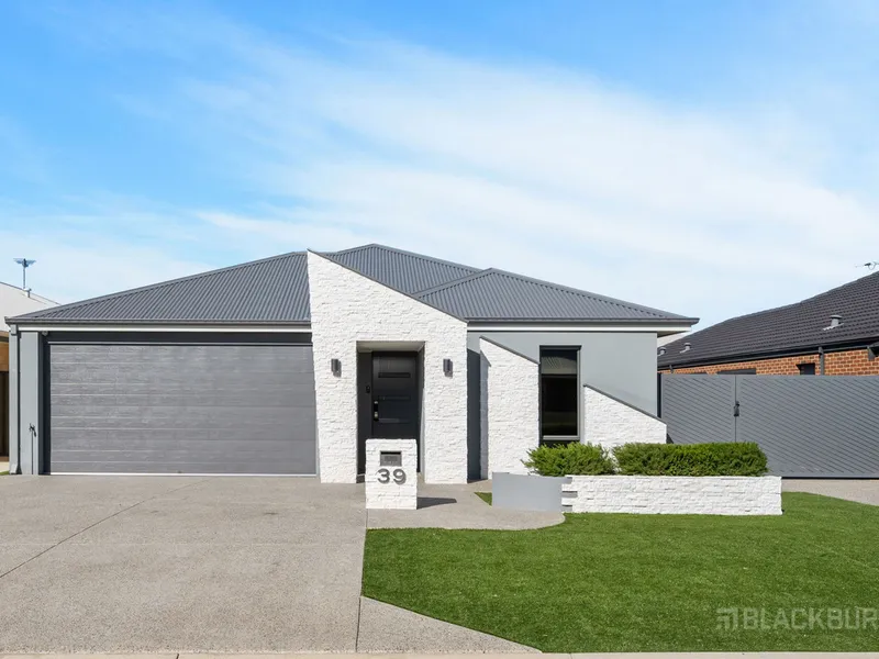 STUNNING FAMILY HOME NEAR COOGEE BEACH!