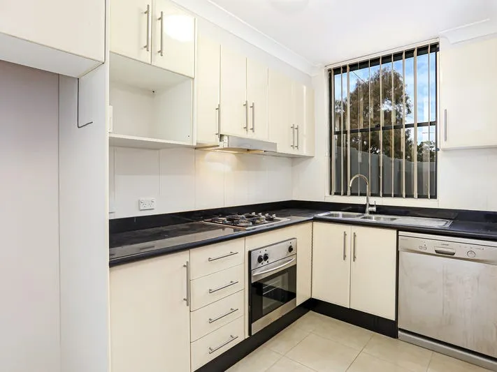 BEAUTIFUL MODERN TWO-BEDROOM TOWNHOUSE IN BOUTIQUE COMPLEX CLOSE TO CITY