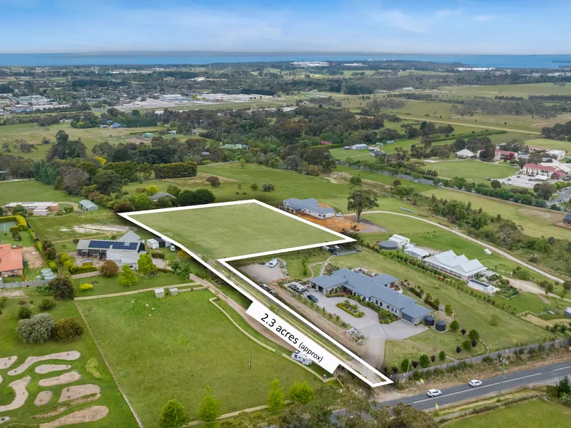 Hillside Retreat: Your Elevated Haven in Tyabb Awaits