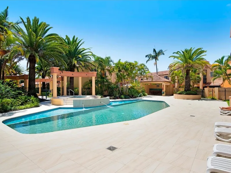 LARGE FOUR BEDROOM TOWNHOUSE - WATER INCLUDED